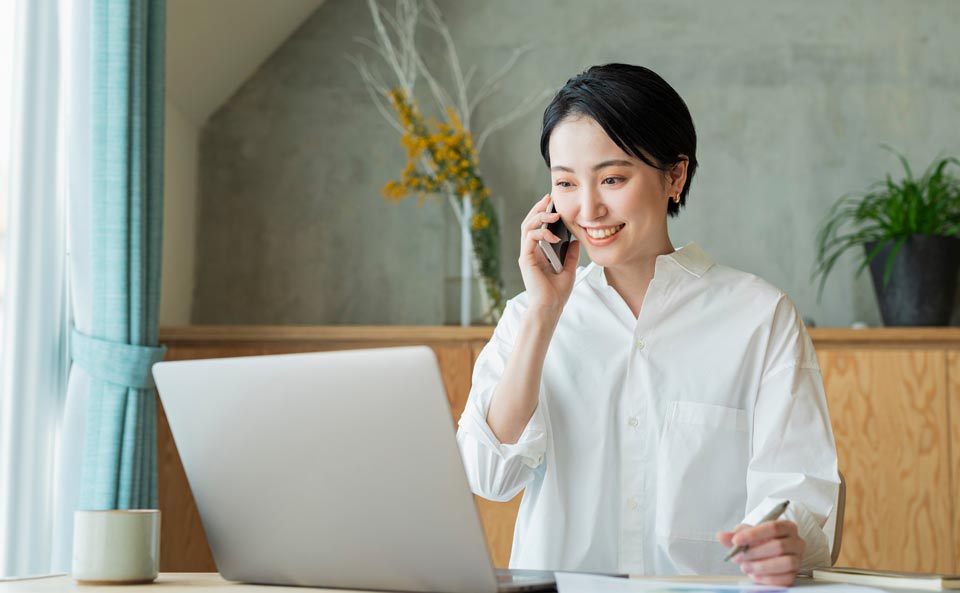 副業に取り組む女性